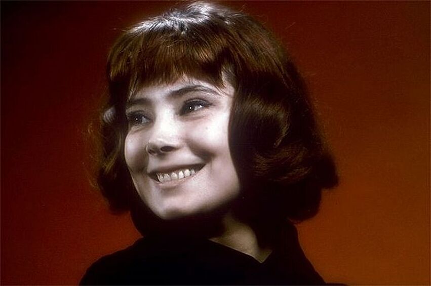 Татьяна Самойлова. Она была одной из самых популярных и любимых актрис СССР, однако с его развалом развалилась и карьера актрисы. В конечном итоге последние свои годы актриса провела, практически «кочуя» из одной больницы в другую.