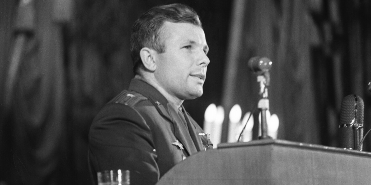 Руководители Роскосмоса возложили цветы к месту захоронения Юрия Гагарина