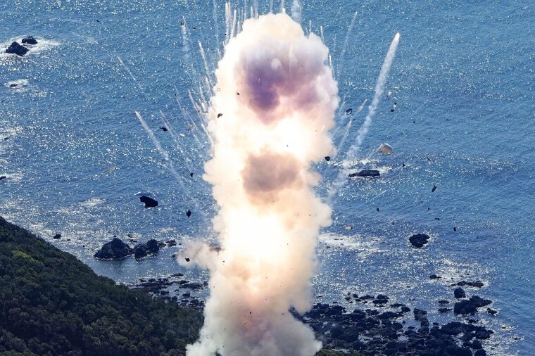 В Японии сразу после старта взорвали ракету со спутником-шпионом