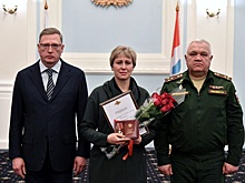 Александр Бурков вручил ордена Мужества семьям погибших героев из Омской области