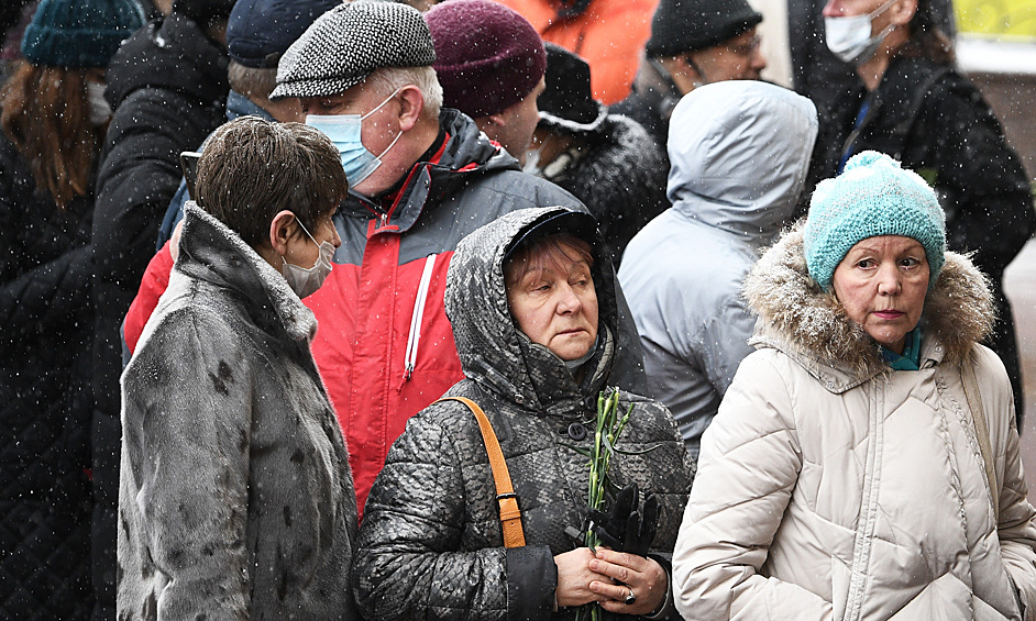 Люди у здания театрально-концертного музыкального объединения "Градский Холл" в Москве во время церемонии прощания с народным артистом России, певцом Александром Градским