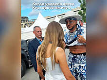 Певец Филипп Киркоров продемонстрировал пресс с кубиками и шрамами от пластики