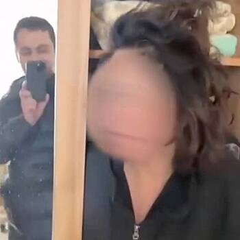 Взлохмаченная женщина вышла из шкафа и попала на видео ФСИН России