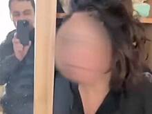 Взлохмаченная женщина вышла из шкафа и попала на видео ФСИН России