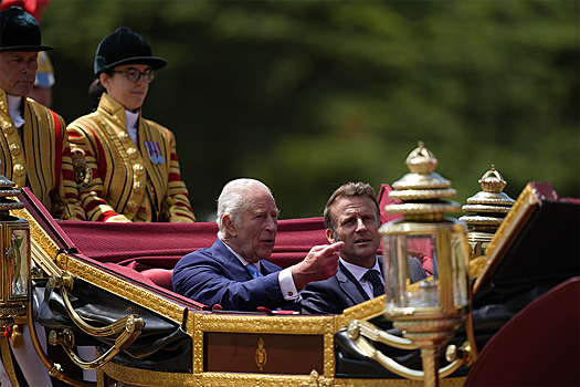 Президента Франции прокатили в карете и накормили обедом