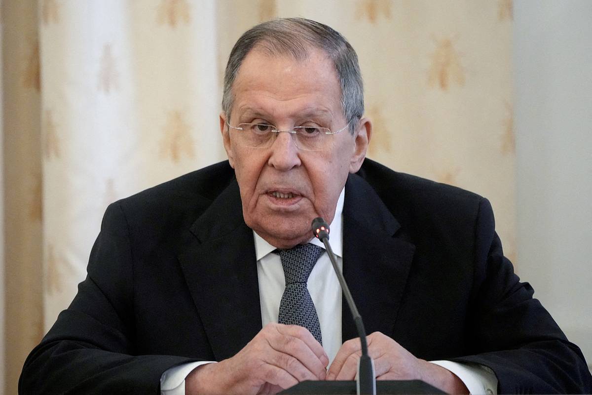 Глава МИД Лавров написал текст песни для известного артиста