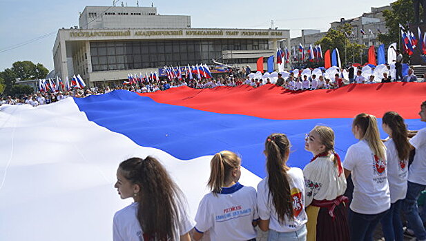Крым отметил День флага танцевальным флешмобом и автопробегом