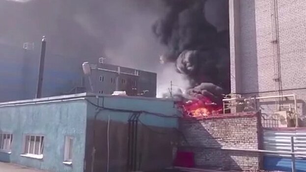 В Петербурге очевидцы крупного пожара сообщают о взрывах