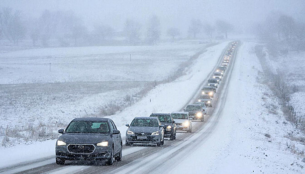 «Дорога не просто страшная, а очень». Сотни туристов застряли в Териберке