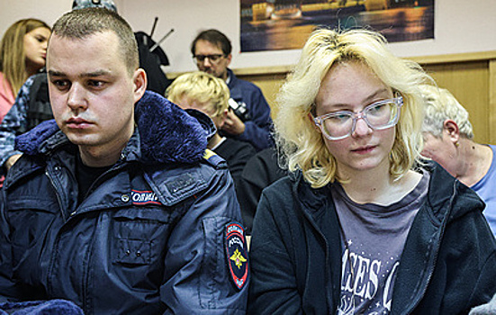 В Петербурге оставили в силе штраф уличной певице Логиновой