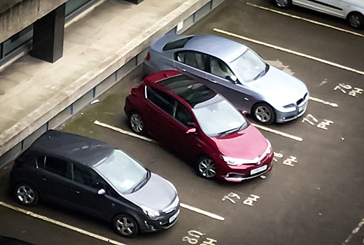 Видео: как припарковать машину за 8 минут и 10 очень неловких попыток