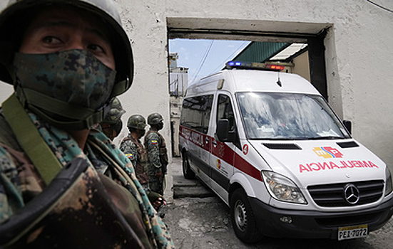 Десятки человек пострадали в результате взрыва автомобиля в Эквадоре