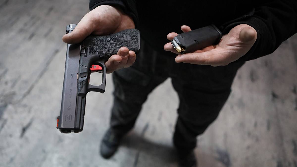 Житель Электростали открыл стрельбу из пистолета по подросткам