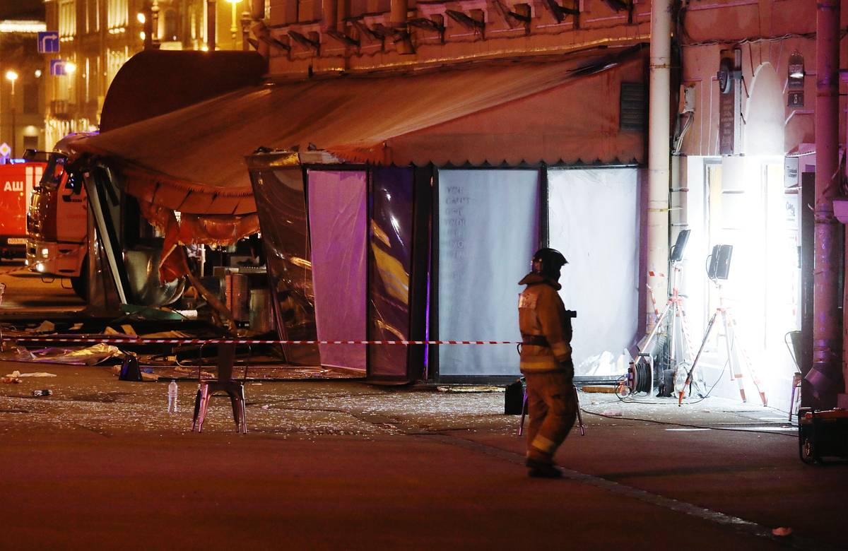 Число пострадавших при взрыве в петербургском кафе снова возросло