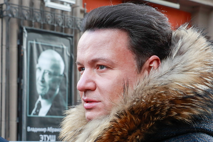 Актер Александр Олешко перед началом церемонии прощания 