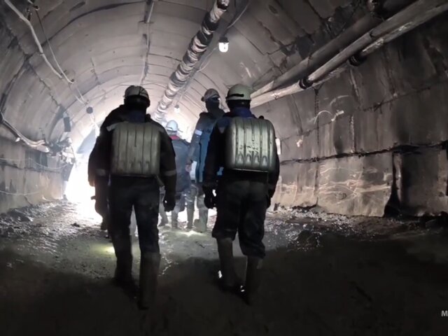 Четырех рабочих подняли на поверхность после обвала шахты на Урале