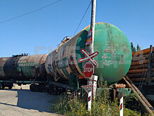 В Лесосибирске товарный поезд протаранил фуру с лесом