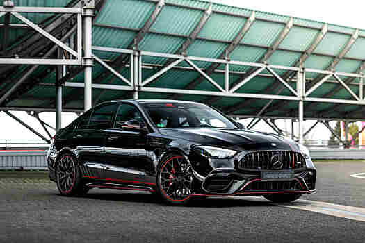 Суперседан Mercedes-AMG C 63 изрядно прибавил в мощности и получил наклейки