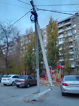 В Саратове рядом со школой разломилась пополам опора ЛЭП