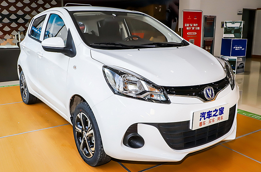 Богаче оснащённый Changan BenBen E-Star National Edition Xinyue дороже, но его электромотор выдаёт уже 75 сил и 170 Нм. Аккумулятор ёмкостью 31,18 или 32,2 киловатт-часа позволяет проехать без подзарядки 301 километр. В списке оснащения — задние парктроники, магнитола, кондиционер и внутреннее освещение