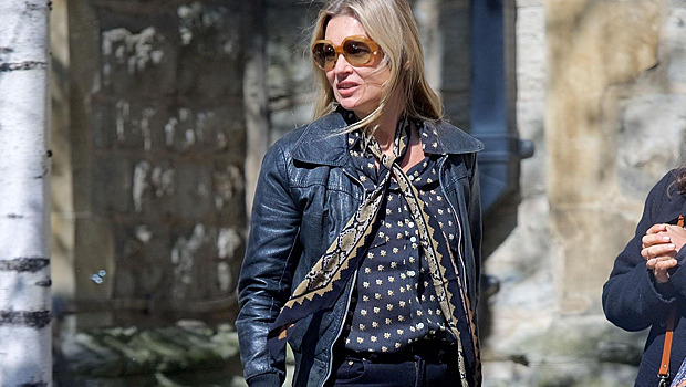 Шелковый платок и сумка Hermès: Кейт Мосс знает, как заставить образ "заиграть" с помощью аксессуаров