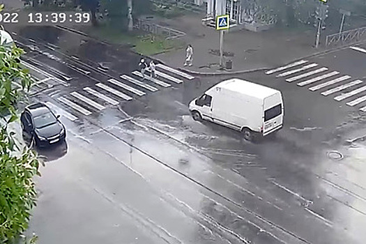 Фургон на полной скорости сбил переходящих дорогу школьников и попал на видео