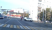 Микроавтобус переехал мотоциклиста после ДТП на севере Москвы