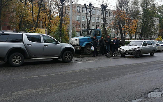 В Рязани столкнулись в лоб два автомобиля