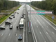 Горящий на КАД автомобиль в Петербурге показали на видео