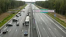 Горящий на КАД автомобиль в Петербурге показали на видео