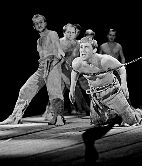 Сцена из спектакля "Пугачев" в Театре на Таганке. В роли Хлопуши - Владимир Высоцкий (на первом плане), 1967