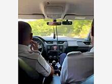 Российских школьников привезли на ЕГЭ на патрульной машине с мигалками и сняли на видео