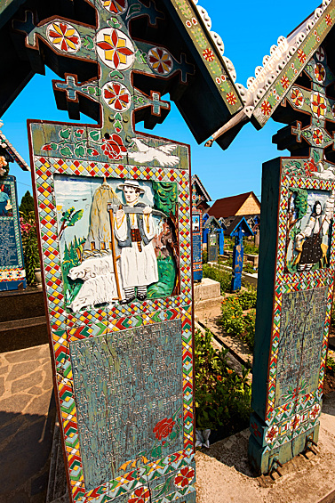 Веселое кладбище – одно из самых необычных мест захоронений в мире. Оно находится в селе Сэпынца жудеца Марамуреш на севере Румынии. Веселое кладбище известно благодаря разноцветным надгробиям с оригинальными рисунками и поэтическими текстами (часто юмористическими) о погребенных здесь людях