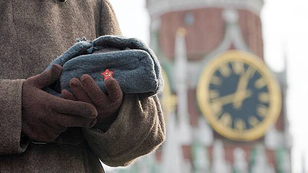 Неизвестный повредил горельеф «Парад Победы» в двух шагах от Красной площади