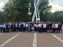 Жители Бибирева возложили цветы в память о погибших в Беслане