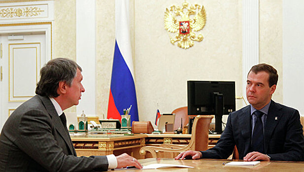 Медведев обсудил с Сечиным вопросы топливного рынка