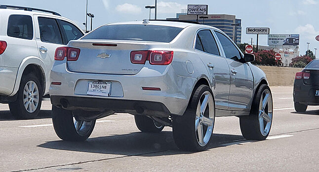 Chevrolet Malibu выглядит как автомобиль Hot Wheels в натуральную величину