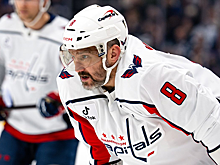 Овечкин и Уилсон вступили в потасовку с Зубом. Александра оттаскивали два игрока