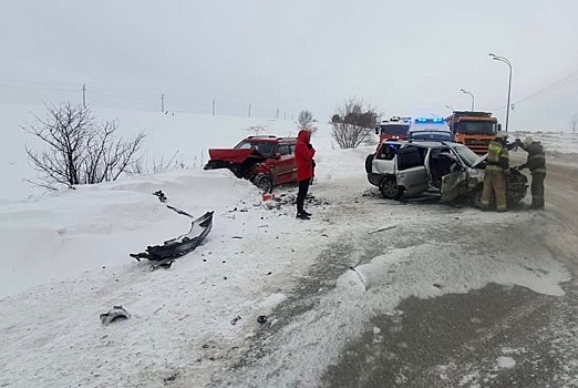 Трое взрослых и ребенок пострадали в лобовом ДТП на новокузнецком шоссе