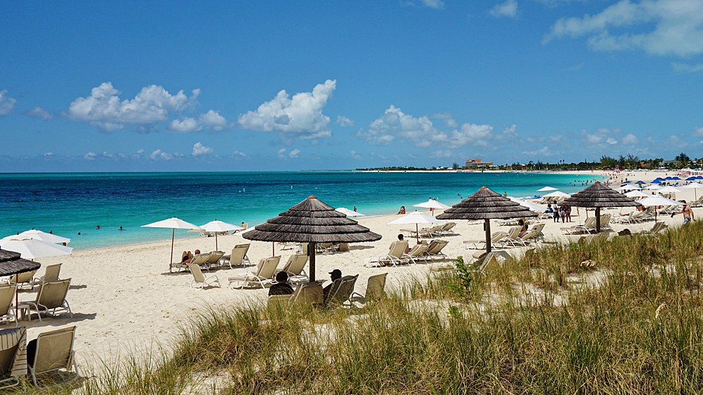 Пляж Грейс-Бэй (GraceBay) на островах Тёркс и Кайкос называют райским. И не зря. Местные кристально-бирюзовые теплые воды мало кого могут оставить равнодушными.