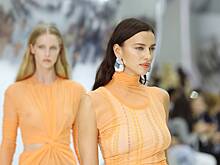 Стилистка раскрыла россиянкам способы носить наряды с главным цветом 2024 года