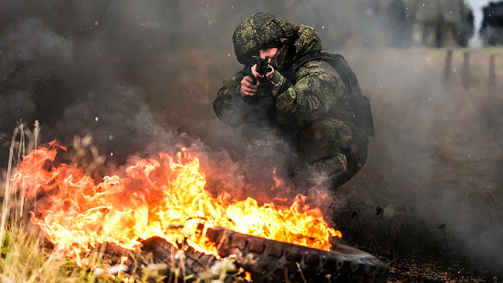 Военнослужащий во время военной подготовки и боевого слаживания подразделений перед отправкой на фронт на полигоне в Архангельской области