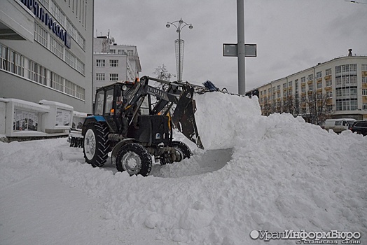 Замглавы Екатеринбурга назвал ситуацию со снегом в городе близкой к ЧС