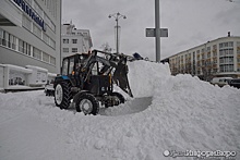 Замглавы Екатеринбурга назвал ситуацию со снегом в городе близкой к ЧС