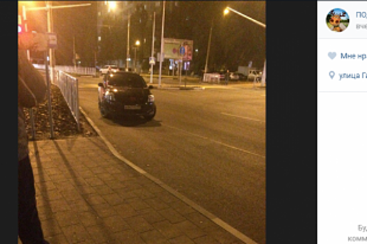 В Невинномысске автохам припарковался на автобусной остановке
