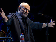 Певец Фил Коллинз признался, что после пяти операций ходит на костылях