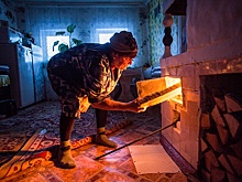 Пенсионерам предложили выделять 10 тыс. рублей на покупку печного топлива