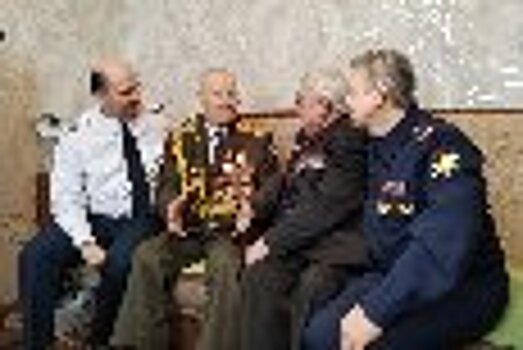 101-летнего фронтовика и ветерана УИС Александра Пермякова с Днем защитника Отечества поздравили сотрудники и представители ветеранской организации ГУФСИН России по Свердловской области