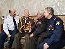 101-летнего фронтовика и ветерана УИС Александра Пермякова с Днем защитника Отечества поздравили сотрудники и представители ветеранской организации ГУФСИН России по Свердловской области