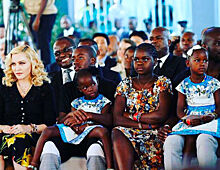 Мадонна приехала на открытие своей детской больницы в Малави